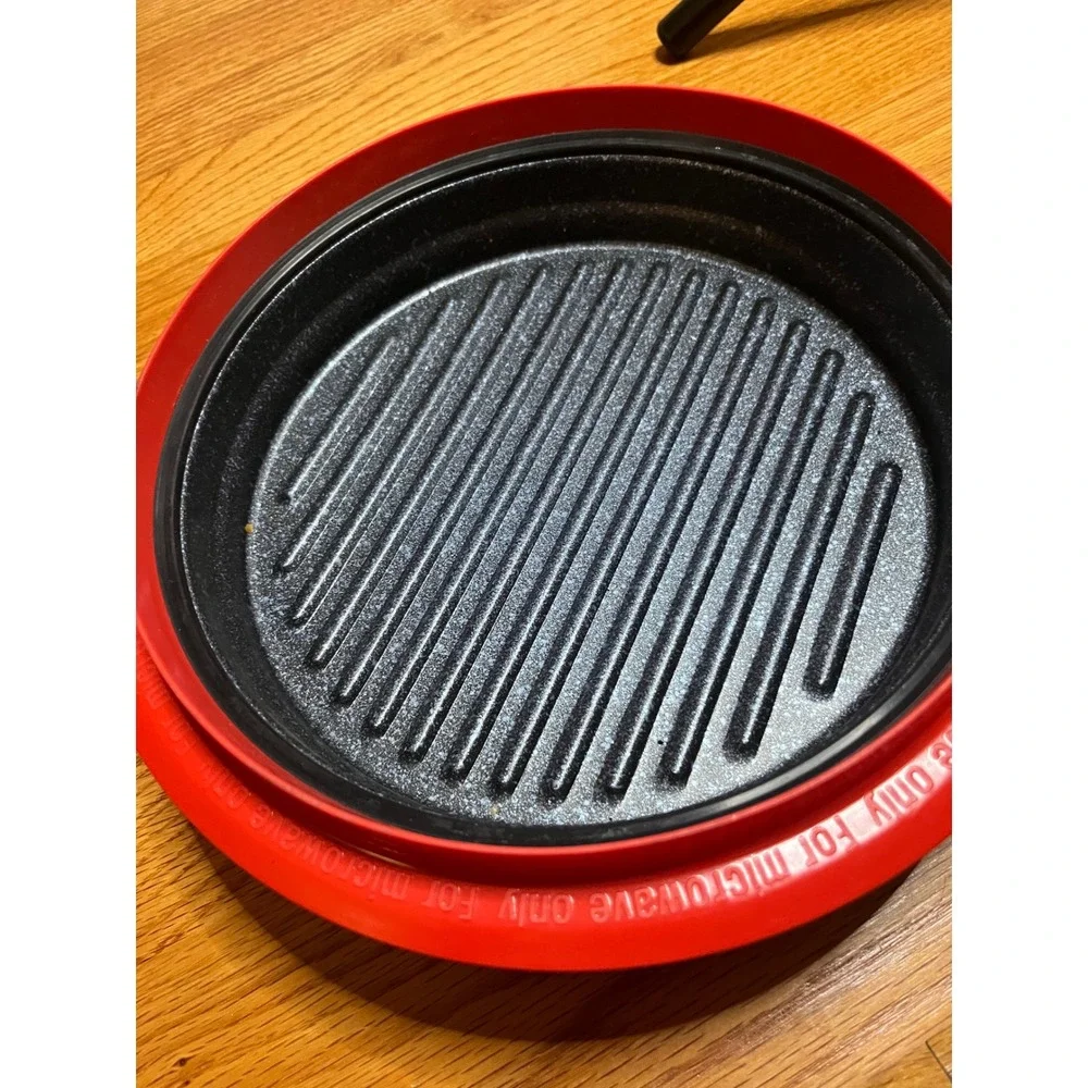 Microhearth 1.5 quart Microwave Steamer Red White Kitchen Cooking